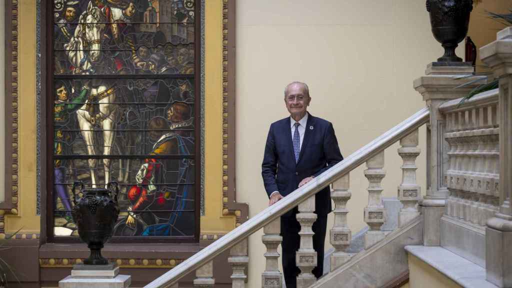 Francisco de la Torre posa en las escaleras de acceso al Ayuntamiento de Málaga.