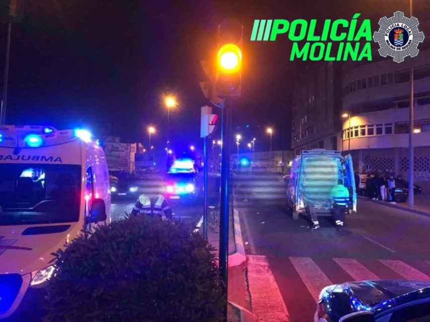 Agentes de la Policía Local y varias ambulancias, el sábado 3 de febrero, en la avenida de la Industria de Molina de Segura donde se produjo el triple atropello.