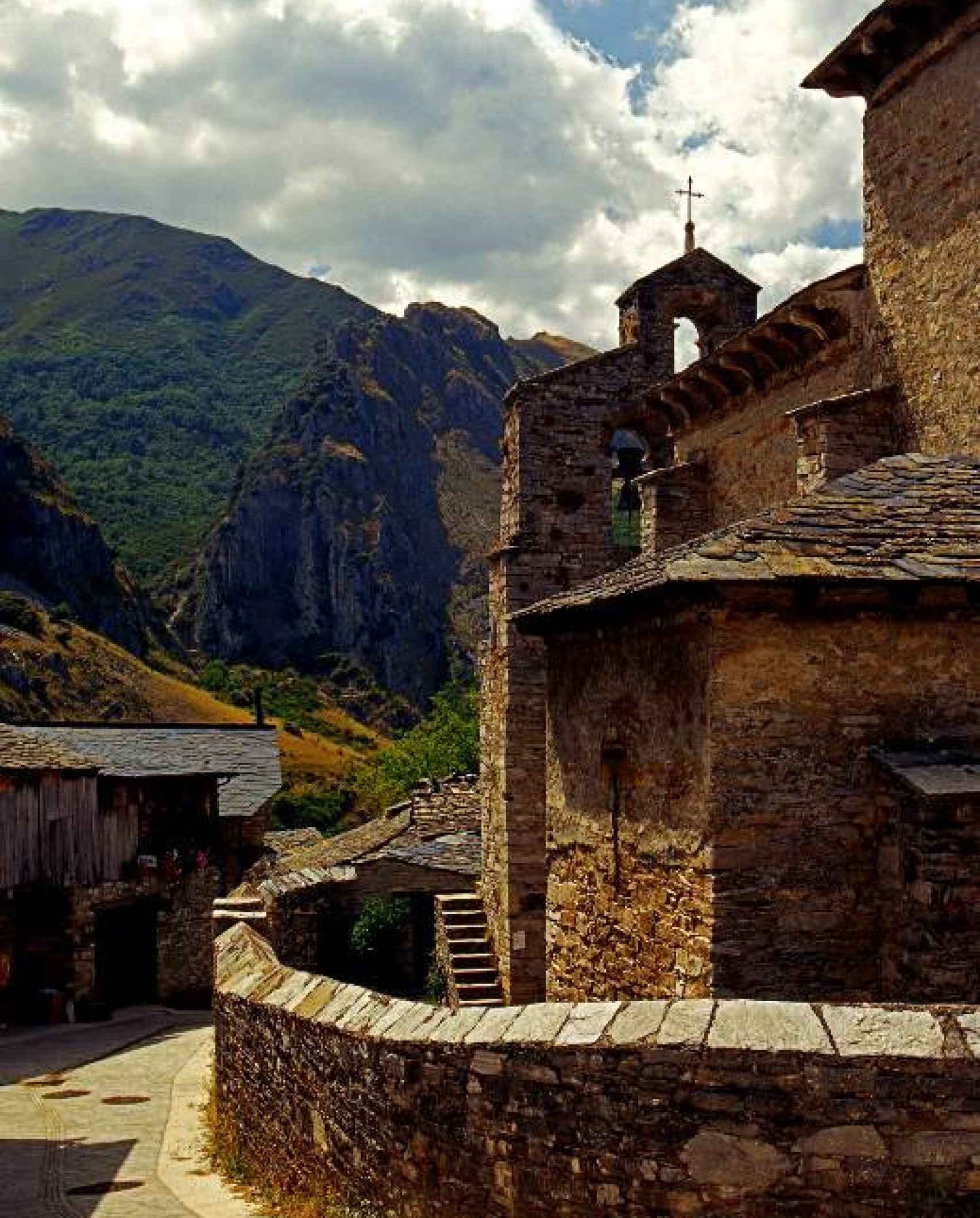 La impresionante iglesia de la aldea leonesa que data del siglo X