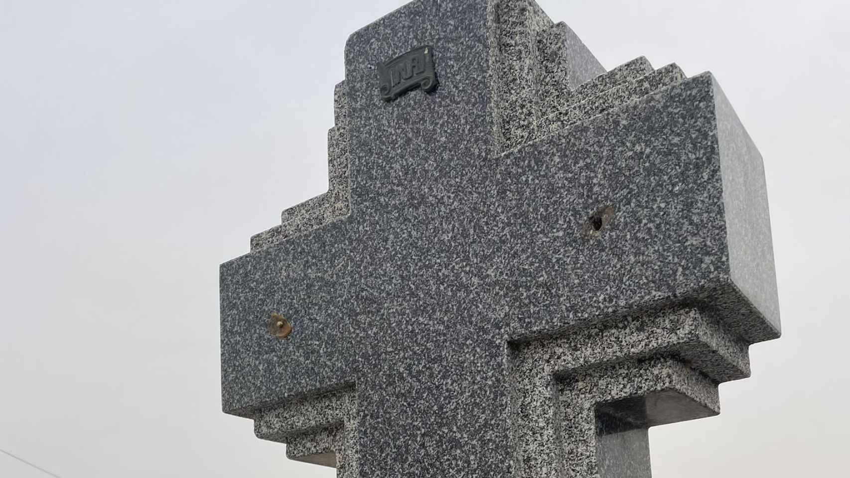 Los ladrones han arrancado los crucifijos metálicos de decenas de lápidas.
