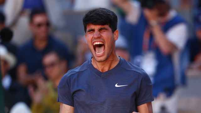 Carlos Alcaraz celebra su victoria frente a Jannik Sinner en las semifinales de Roland Garros.
