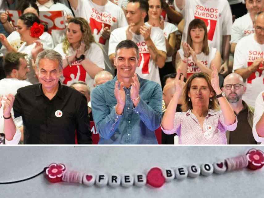 De izquierda a derecha: Zapatero, Pedro Sánchez y Teresa Ribera en el mitin de Fuenlabrada. Debajo, las pulseras que se han repartido en el acto.