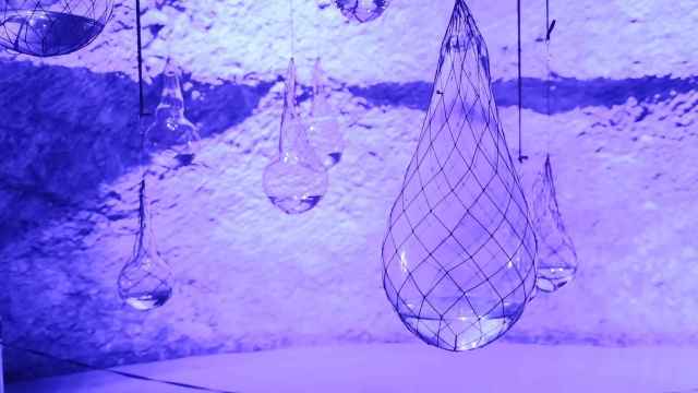 Las gotas de cristal con agua marina que ha creado Perceval Graells.