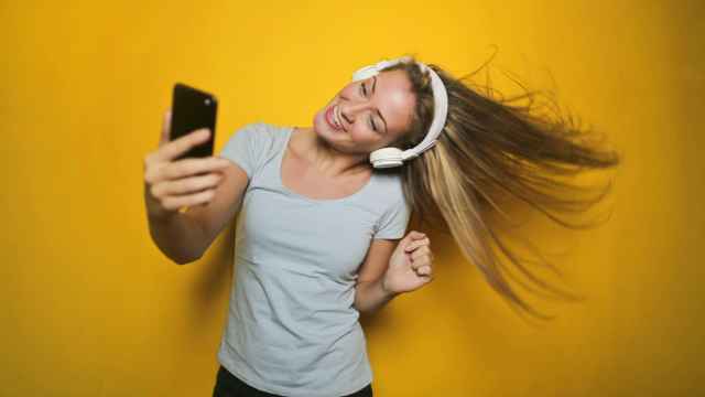 Una joven sacándose un 'selfie' con su teléfono móvil