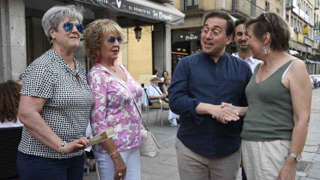 El ministro de Asuntos Exteriores, UE y Cooperación, José Manuel Albares, visita el acueducto de Segovia y saluda a la Asociación de Amigos del Pueblo Palestino