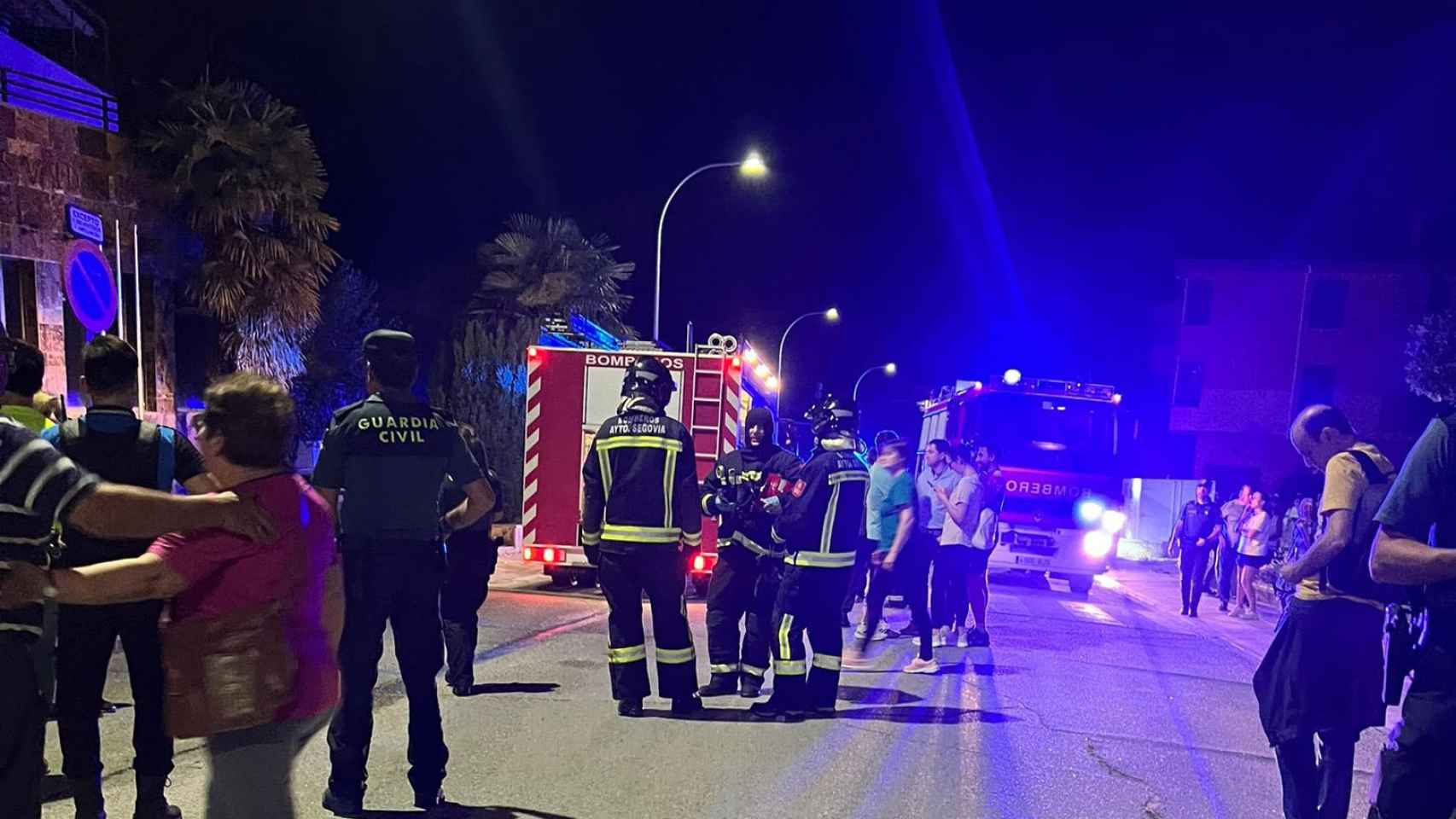 Bomberos trabajando en el Centro de Mayores de Valdihuertos