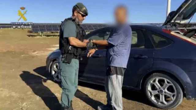 Los agentes detienen a uno de los autores del robo en una planta fotovoltaica