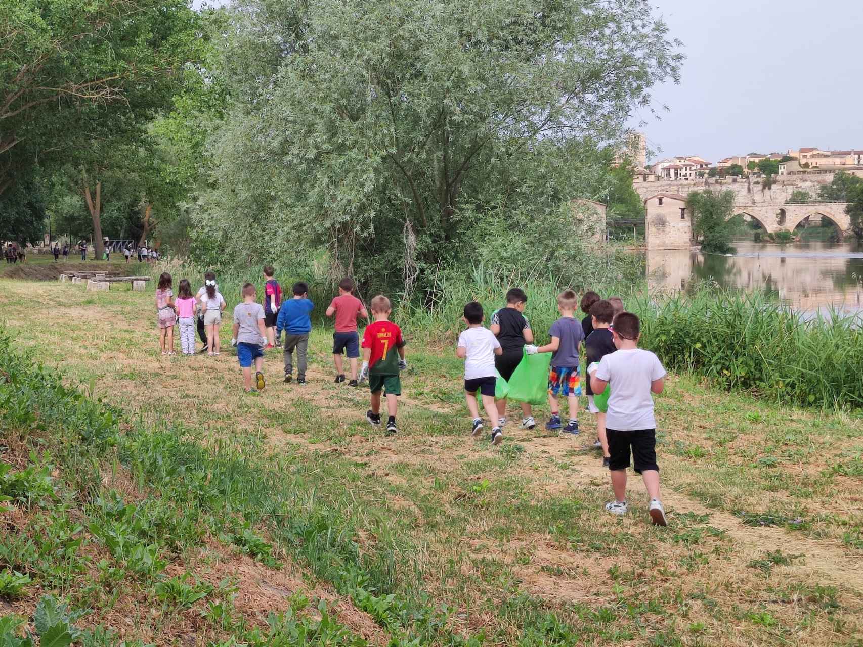 Los niños del Colegio Santisima Trinidad recogen la basura de la orilla del río Duero