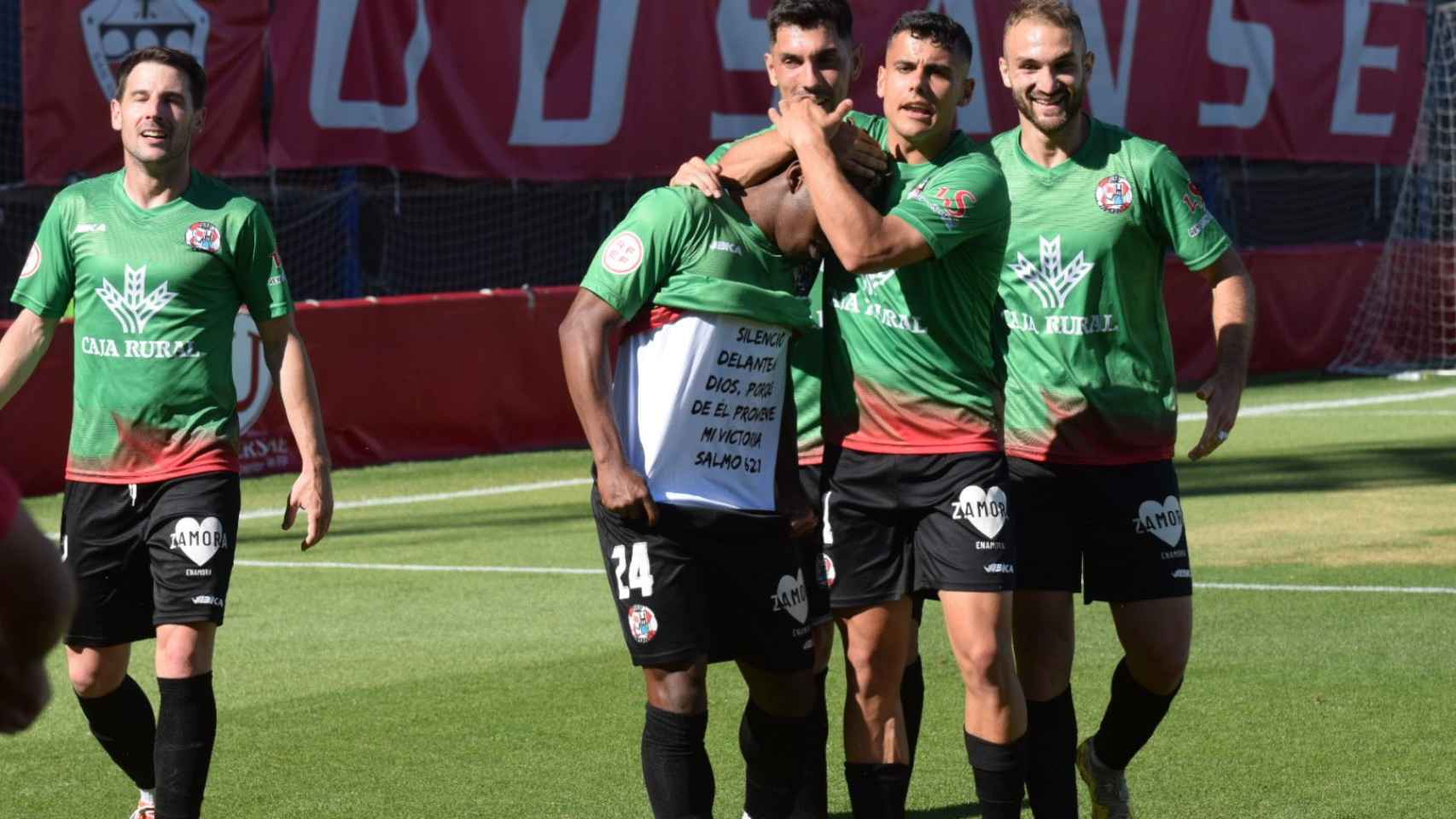 Luis Rivas celebrando el gol del Zamora CF en el municipal Matapiñonera