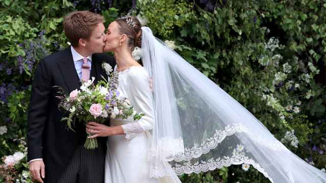 Hugh Grosvenor, duque de Westminster, y Olivia Henson, besándose tras darse el 'sí, quiero'.
