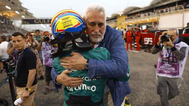 Lawrence Stroll abrazando a Fernando Alonso