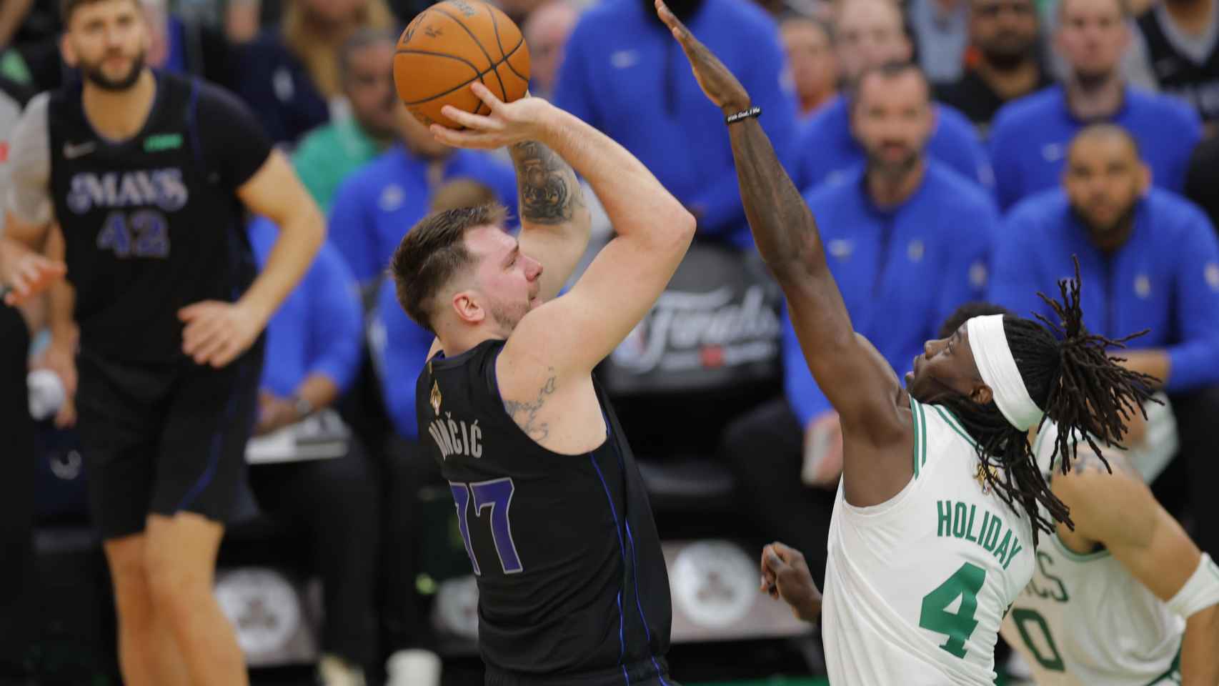 Luka Doncic intenta un lanzamiento en la final ante los Celtics.