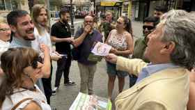 Hermann Tertsch y Pablo Fernández coinciden en Ciudad Real y se intercambian propaganda electoral. Foto: Carlos Maldonado / Europa Press