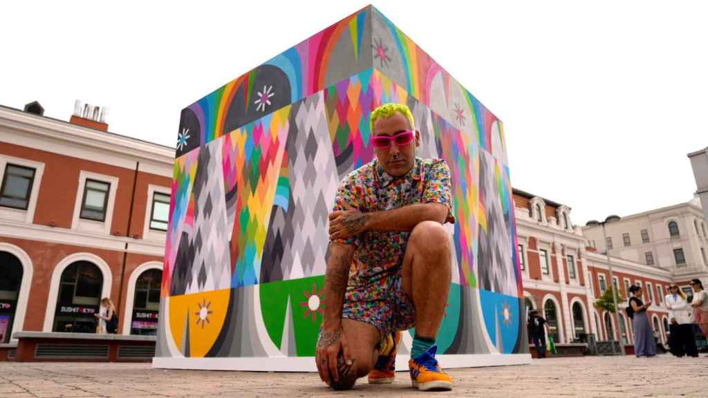 Okuda junto a su instalación ya montada a la entrada del intercambiador y centro comercial madrileños.