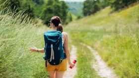 Imagen de archivo de una mujer en la naturaleza. iStock