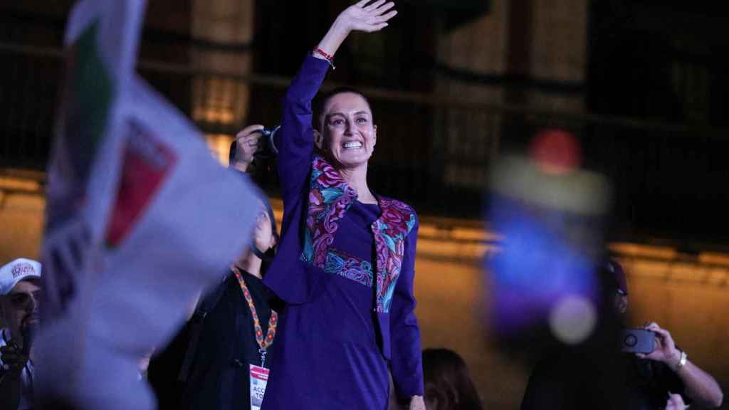 La candidata presidencial del partido gobernante Morena, Claudia Sheinbaum, saluda a sus partidarios después de ganar las elecciones presidenciales, en la Plaza Zócalo en la Ciudad de México, México, el 3 de junio de 2024. REUTERS