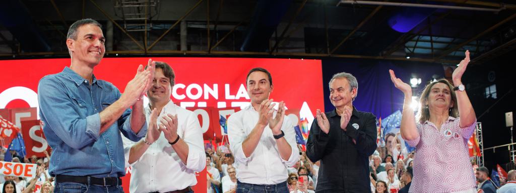 El presidente del Gobierno, Pedro Sánchez (1i), la candidata socialista a las elecciones europeas, Teresa Ribera (1d), y el expresidente del Gobierno, José Luis Rodríguez Zapatero (2d), y el portavoz del PSOE en la Asamblea de Madrid, Juan Lobato (c) participan en el acto de cierre de campaña en Fuenlabrada.
