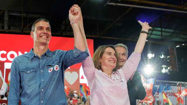 Teresa Ribera y Pedro Sánchez, con Zapatero al fondo, este viernes, en el cierre de campaña del 9-J, en Fuenlabrada.
