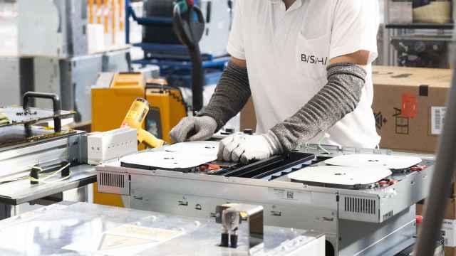 Montaje de placas en las instalaciones de BHS Electrodomésticos en España.