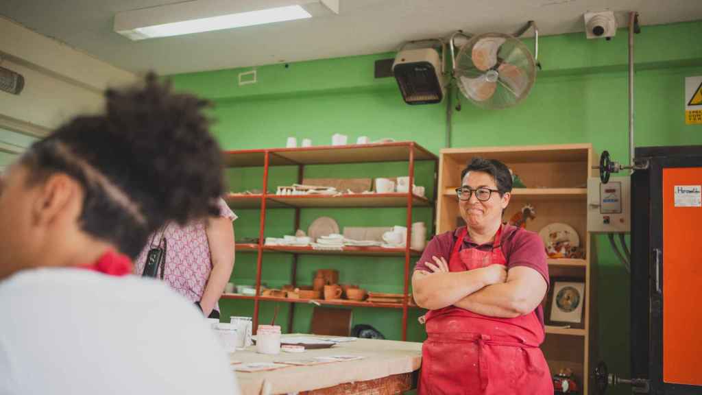 Una de las profesoras del centro en el taller de cerámica.