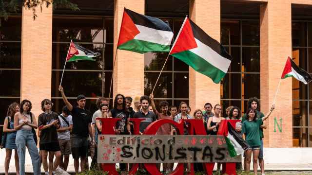 Manifestantes con banderas de Palestina mientras tiene lugar una rueda de prensa en la Universidad Complutense de Madrid.