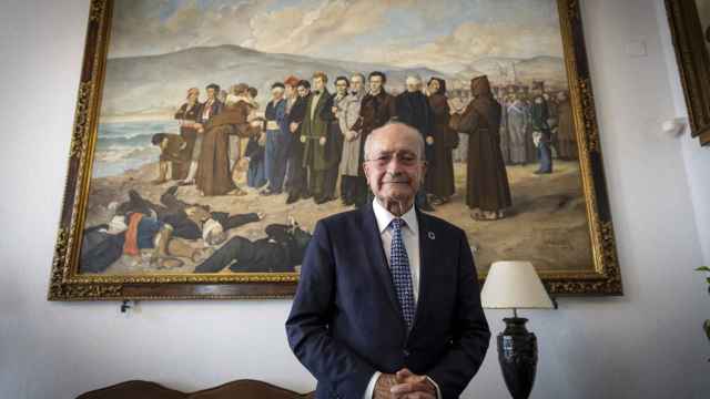 Francisdo de la Torre, alcalde de Málaga, junto al cuadro del fusilamiento de Torrijos.