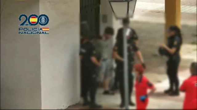 Vídeo de la actuación de la Policía Nacional para detener a un hombre que se había atrincherado en un piso de Marbella con un rehén.