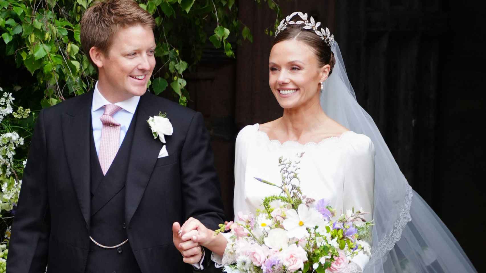 Hugh Grosvenor y su esposa salen de la catedral tras el enlace.