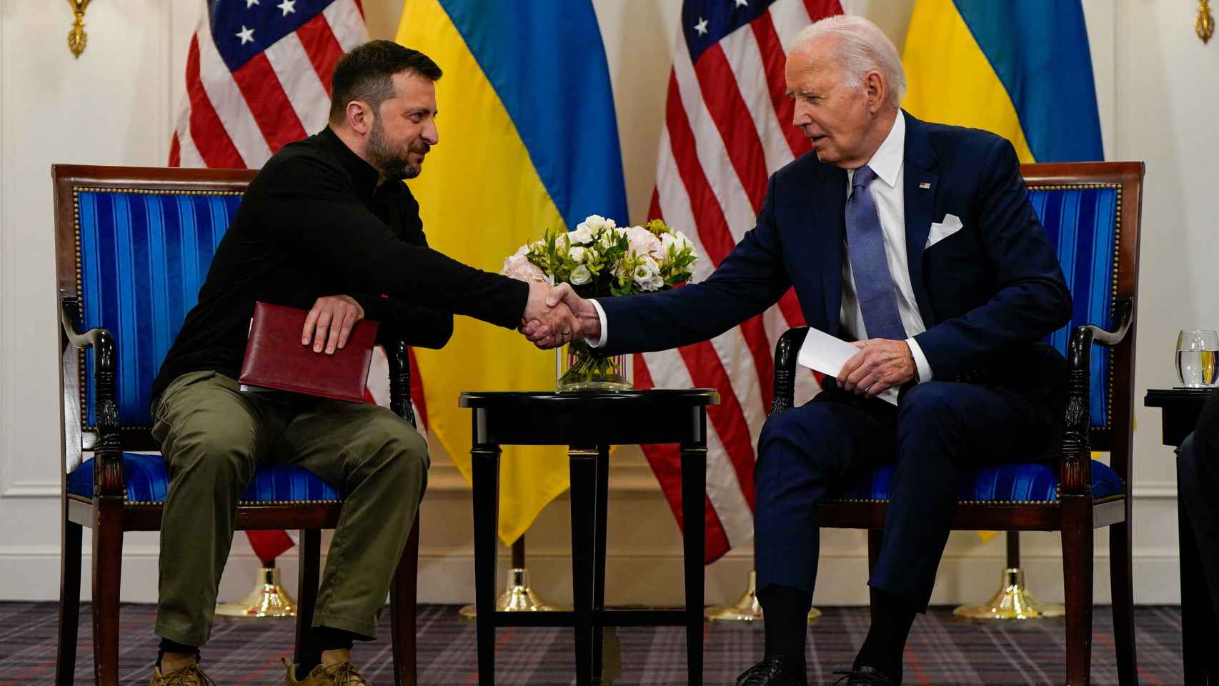 Zelenski (i) estrecha la mano de Biden (d) tras la reunión que ambos han mantenido en París.