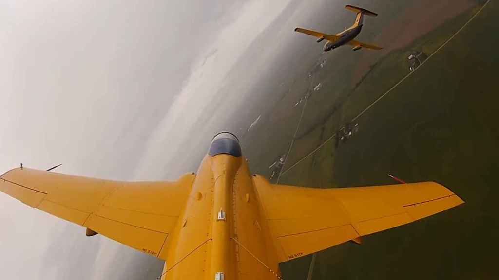 Un momento del vuelo de prueba del avión.