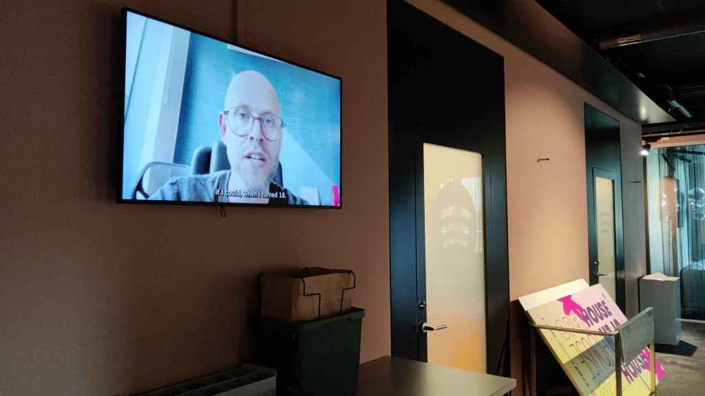 Una pantalla con un vídeo de Daniel Ek en la sede central de Spotify