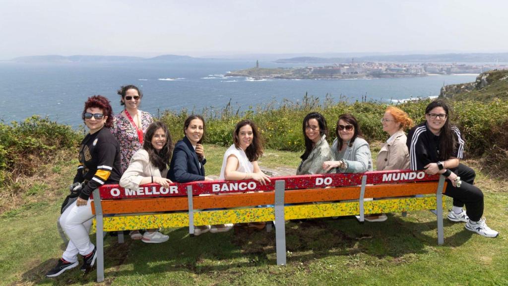A Coruña ya tiene su mejor banco del mundo (y arcoíris) en el Monte de San Pedro
