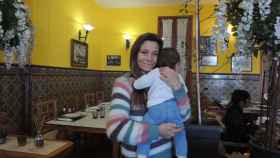 Teresa posa, junto a su hija, en el restaurante valenciano donde ha trabajado durante toda su vida.