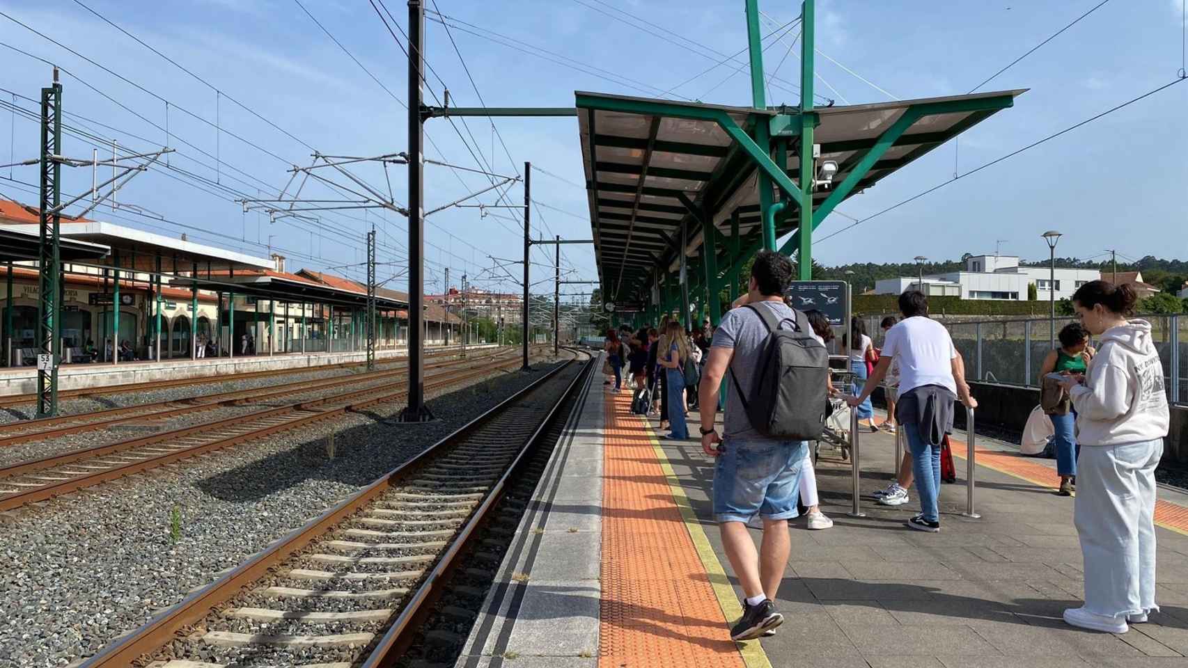 Pasajeros afectados en el andén de la estación de Vilagarcía de Arousa.