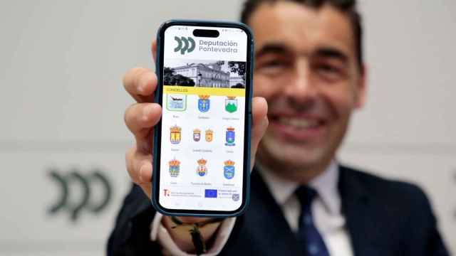 El presidente de la Diputación de Pontevedra, Luis López, muestra la nueva app 'Meu Concello'.