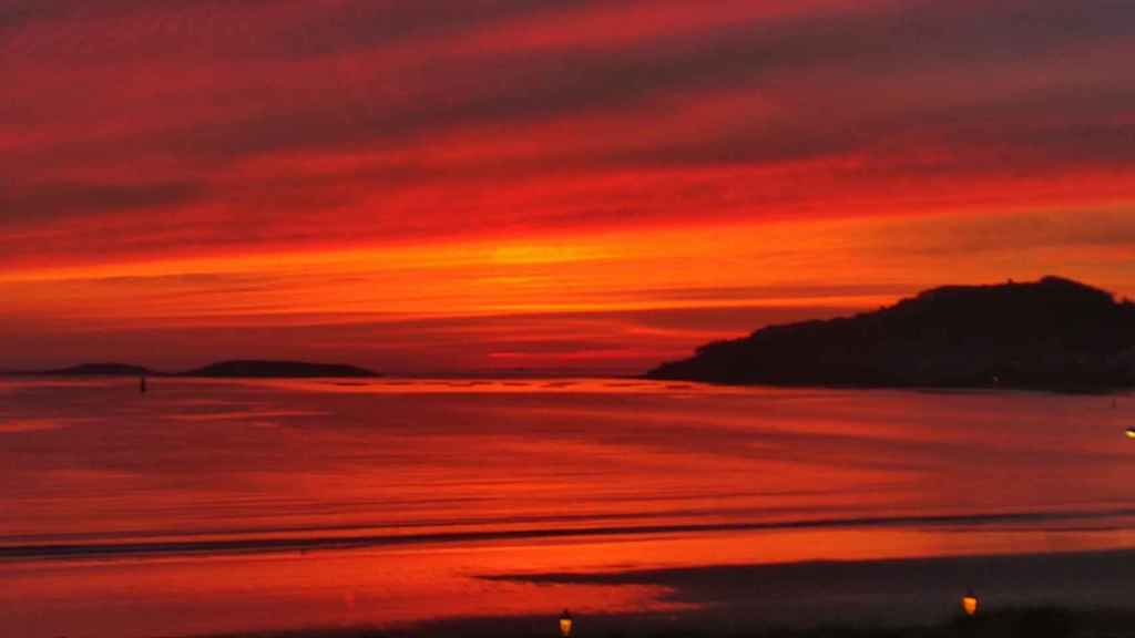 Puesta de sol en la ría de Vigo a 6 de junio de 2024.