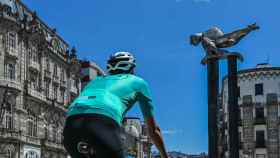 Un ciclista junto al Sireno de Vigo