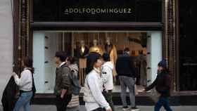 Escaparate de la tienda Adolfo Domínguez en el Paseo de Gracia en Barcelona.