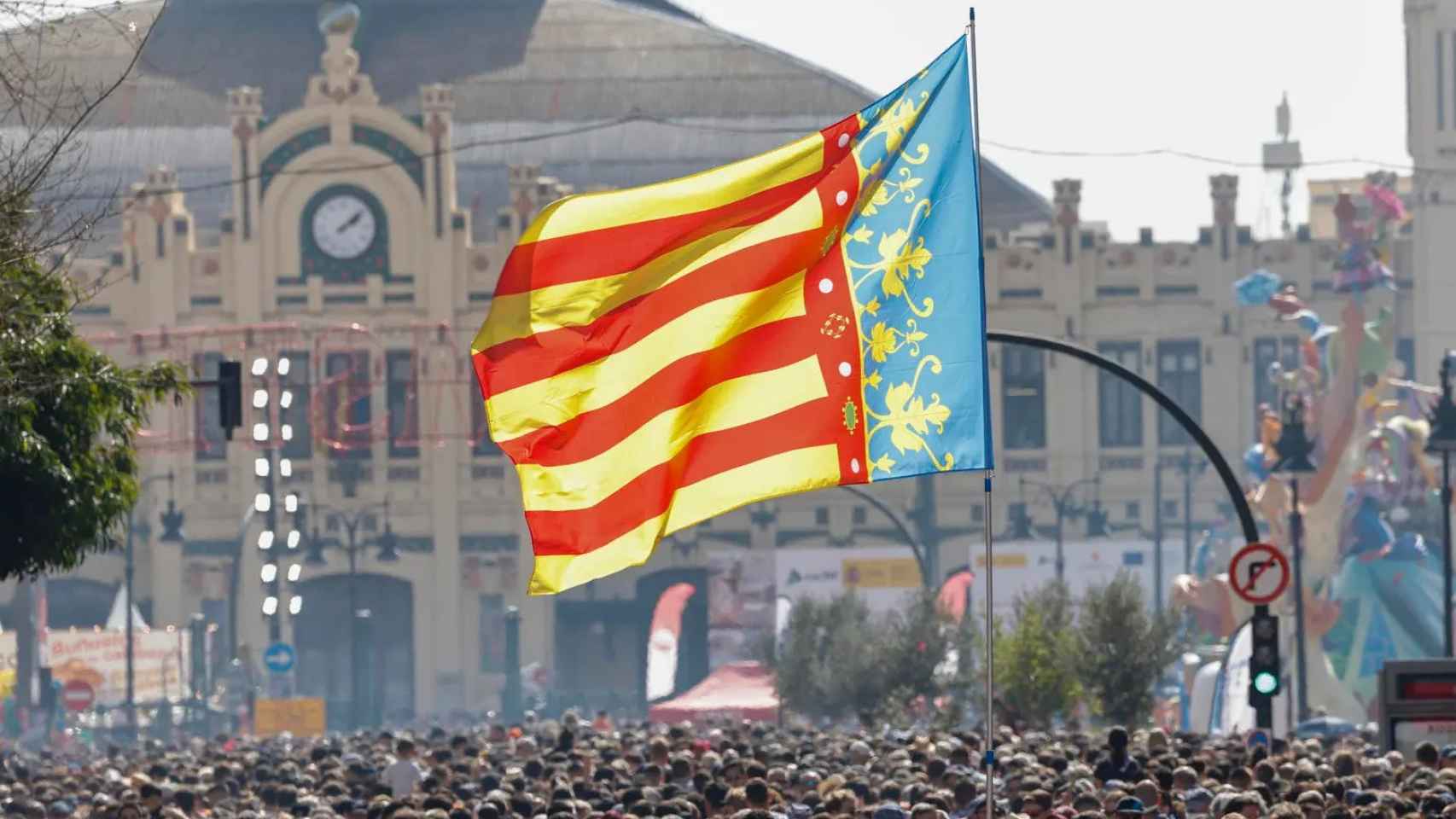 La senyera valenciana ondea entre la multitud que asiste a la mascletà de las Fallas de 2024, imagen de archivo. Efe / Ana Escobar