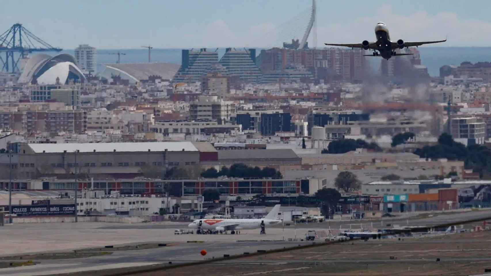 Vista de Valencia desde el aeropuerto de Manises.