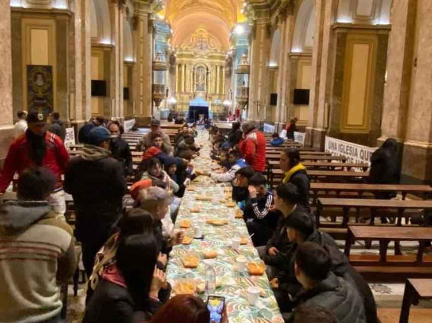 Comedor social improvisado en la nave central de la catedral.