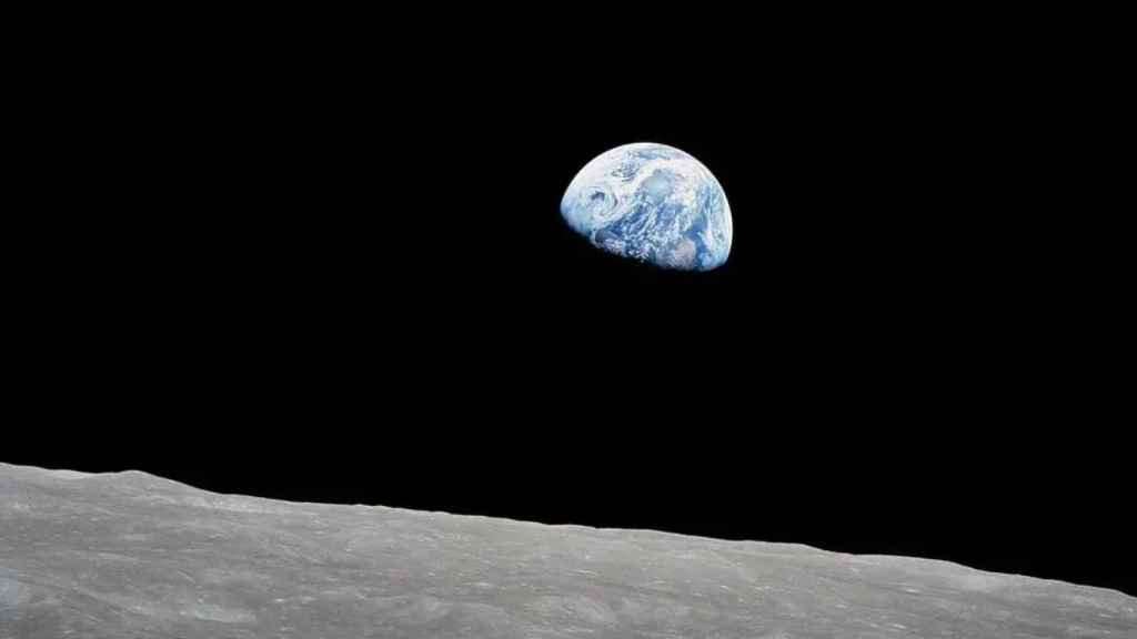 La icónica fotografía de William Anders de la Tierra elevándose sobre el horizonte de la Luna.