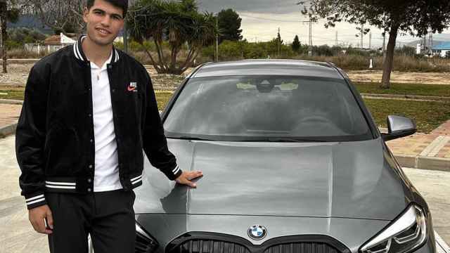 Carlos Alcaraz posa con un coche BMW.