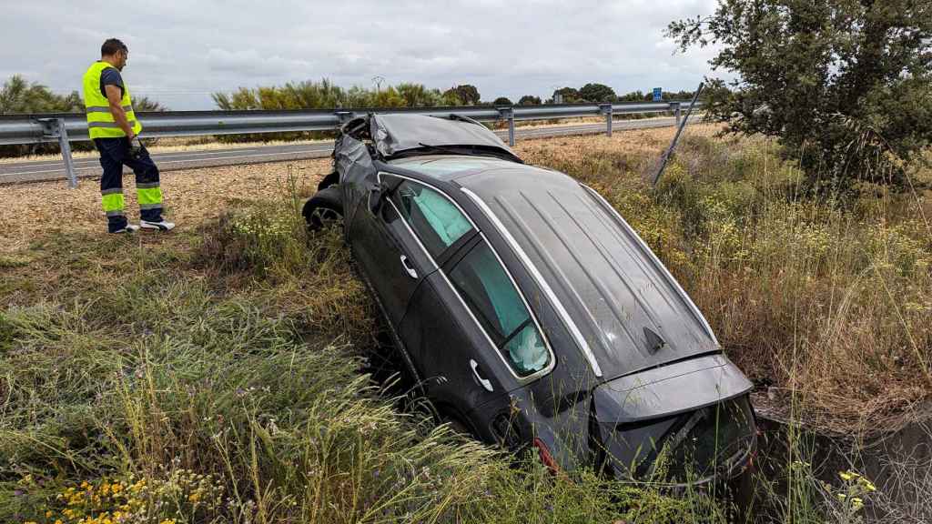 El vehículo cayó a una tajea tras salirse de la vía en la Fuente de San Esteban