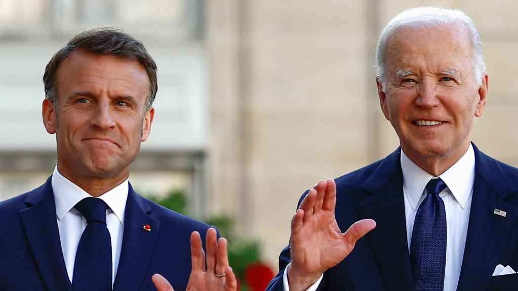 El presidente francés, Emmanuel Macron, y el presidente estadounidense, Joe Biden, en París.