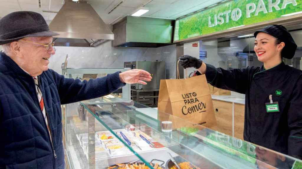 Un cliente comprando en Mercadona.