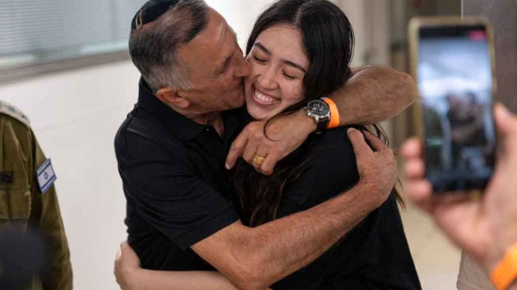 Noa Argamani, secuestrada por Hamás, abraza a su padre tras ser liberada por el Ejército de Israel.