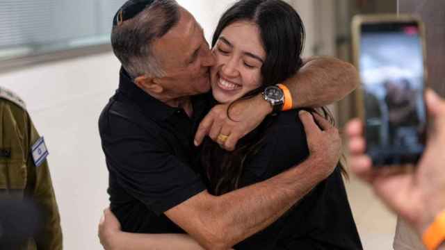 Noa Argamani, secuestrada por Hamás, abraza a su padre tras ser liberada por el Ejército de Israel.