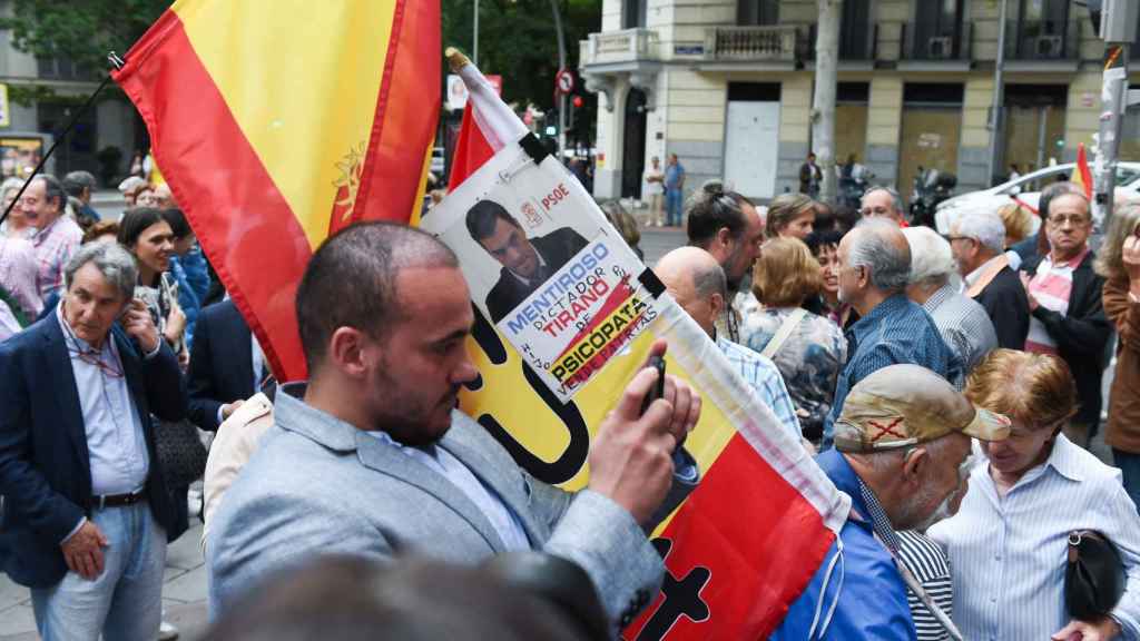 Un asistente fue recriminado por un cartel con reclamas contra Pedro Sánchez.