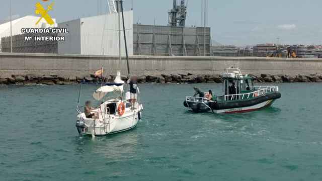 Auxilian a a un velero que navegaba sin gobierno e iba a chocar contra el espigón en el Puerto de Alicante